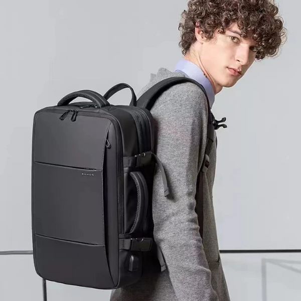 Bilde av en Gutt med PC bag på ryggen