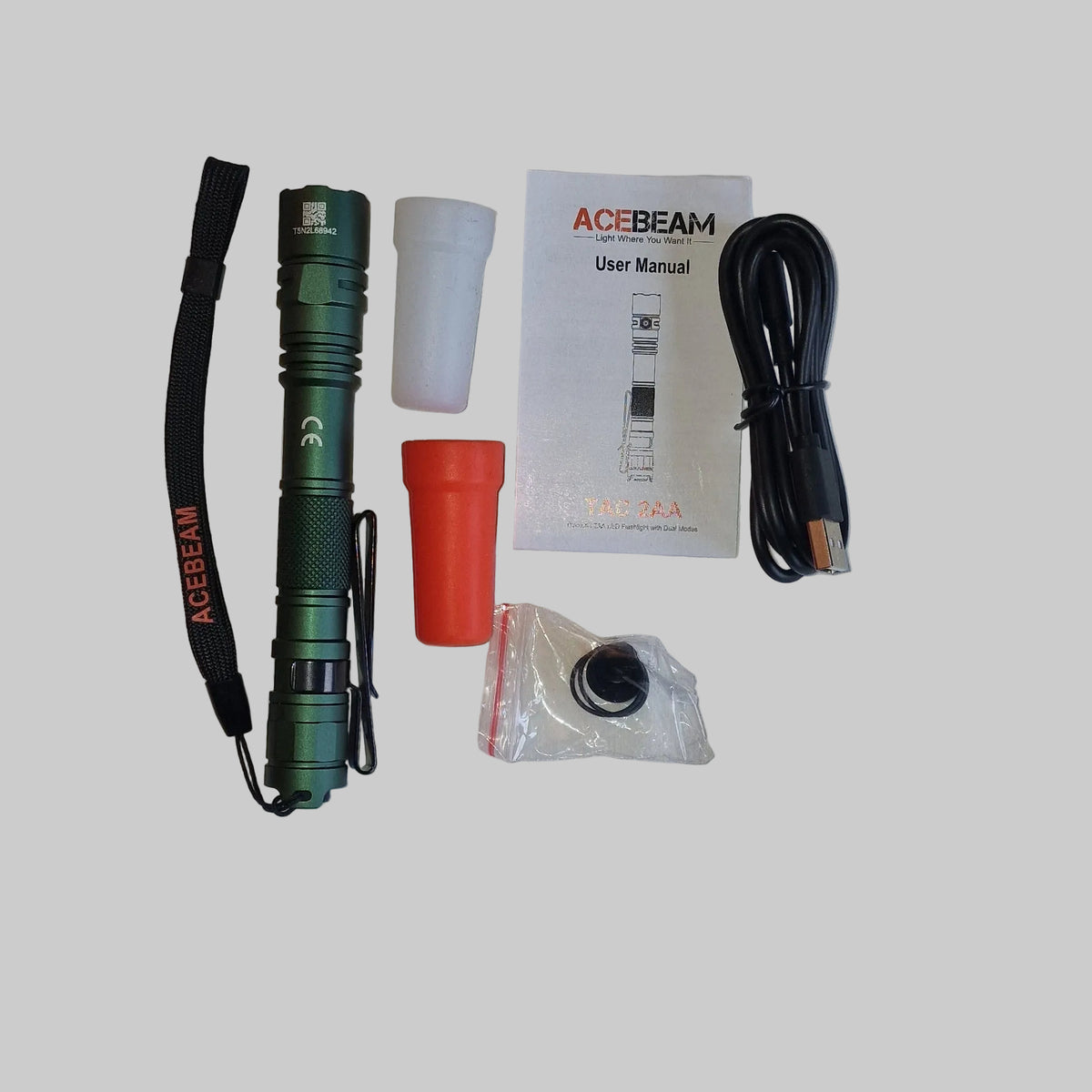 ACEBEAM TAC 2AA lommelykt med medfølgende tilbehør, USB-C-kabel, manual og områdelys