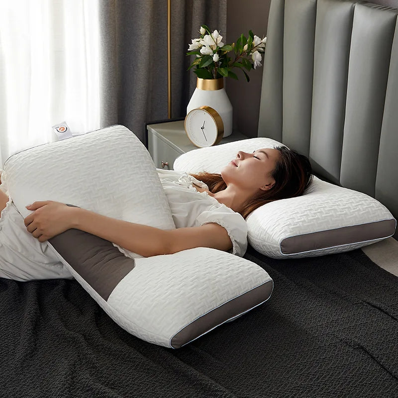 Ergonomisk nakkepute som gir støtte til hode, nakke og skuldre ved ryggsoving.
