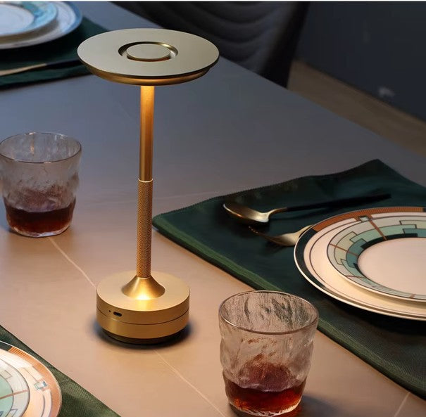 Gullfarget Retro LED-bordlampe som stemningslys på spisebord