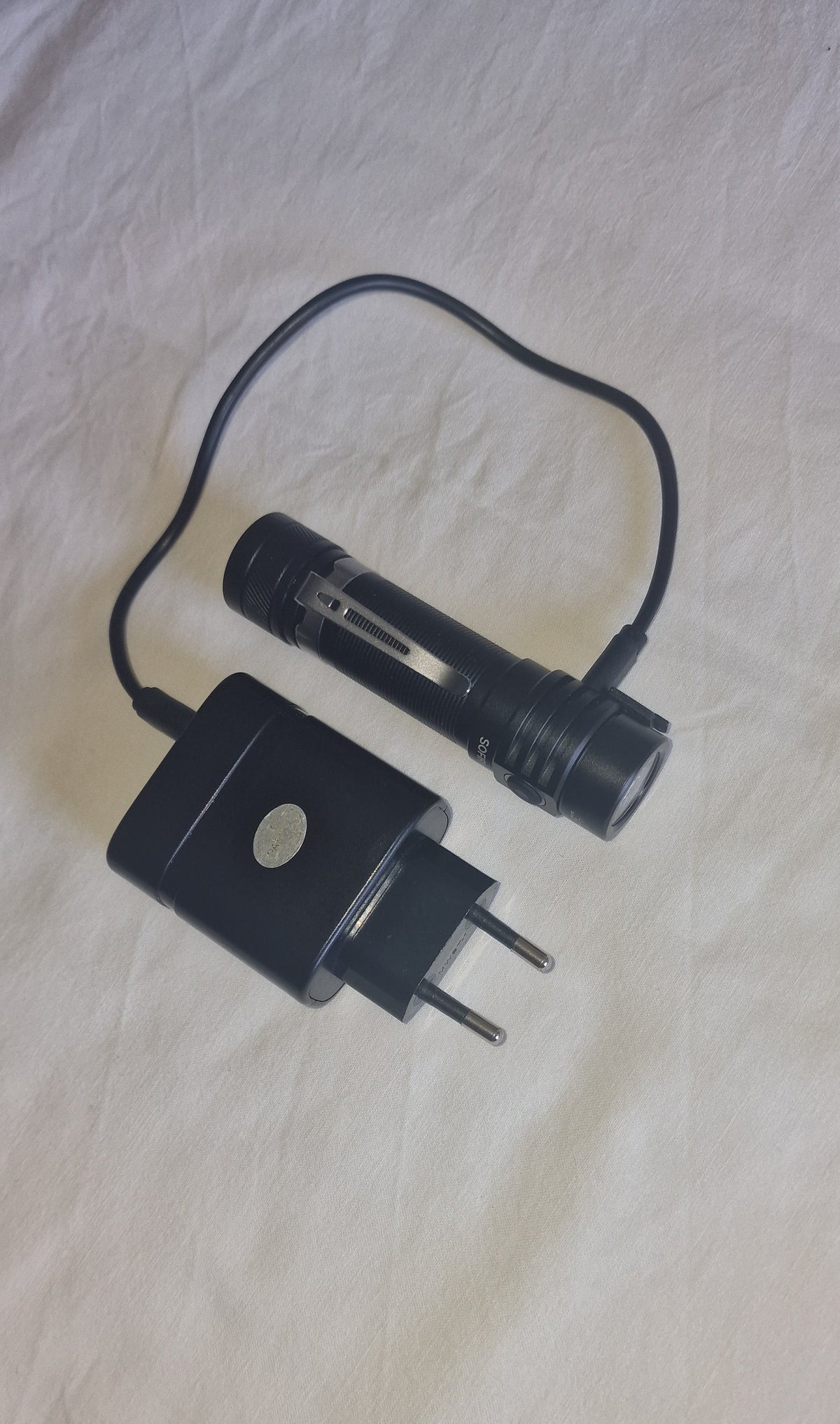 Sofirn SC18 lommelykt koblet til USB-C-lader