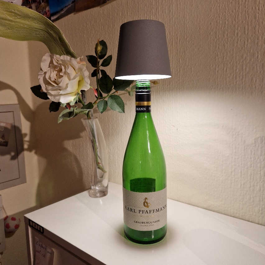 Trådløs retro LED flaskelampe brukt som dekorativ bordlampe