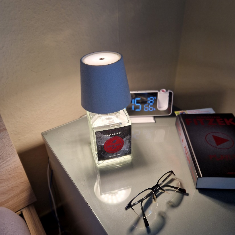 Trådløs retro LED flaskelampe brukt som nattbordslampe