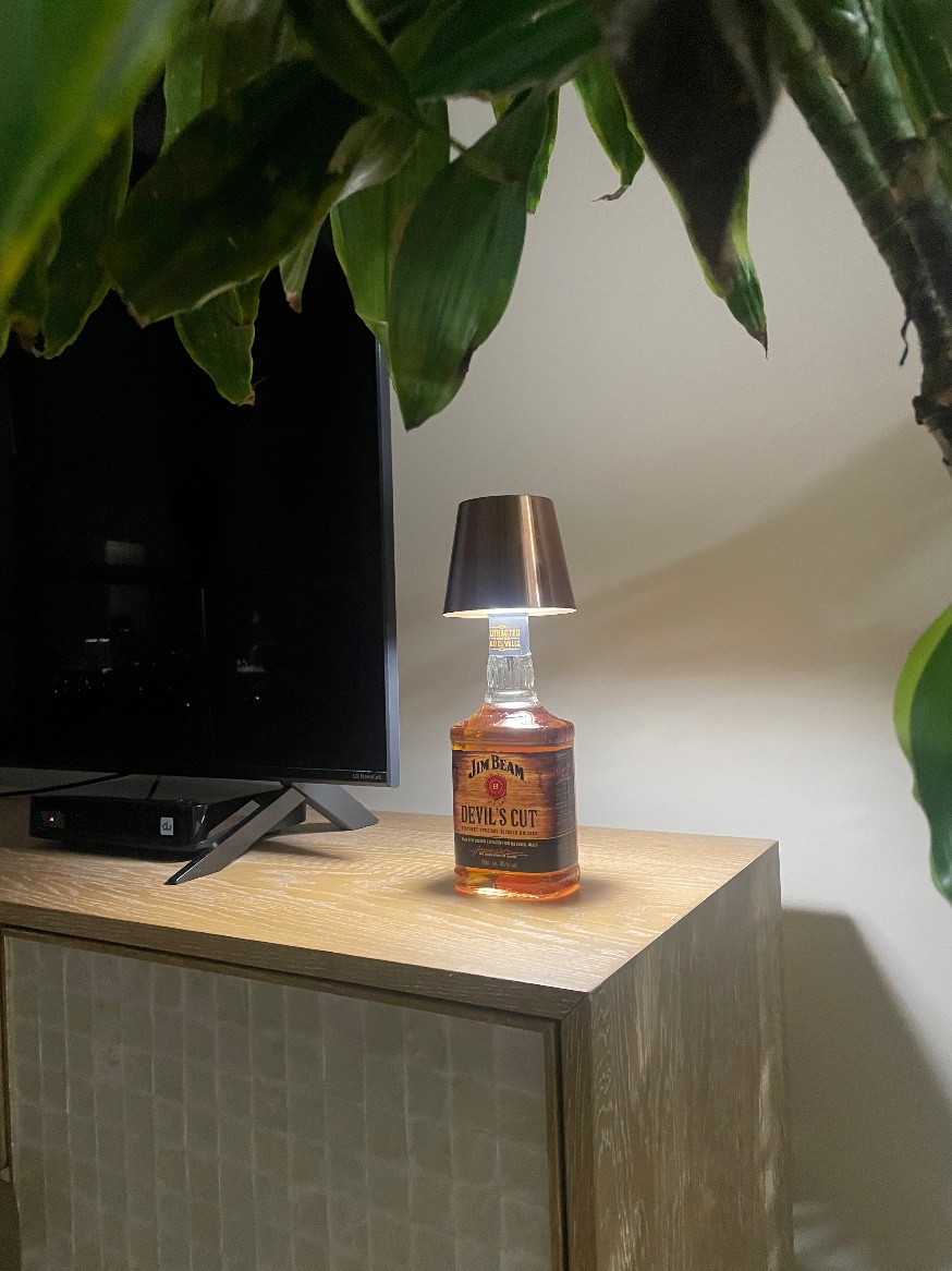 Trådløs retro LED flaskelampe brukt som dekorativ belysning i stuen