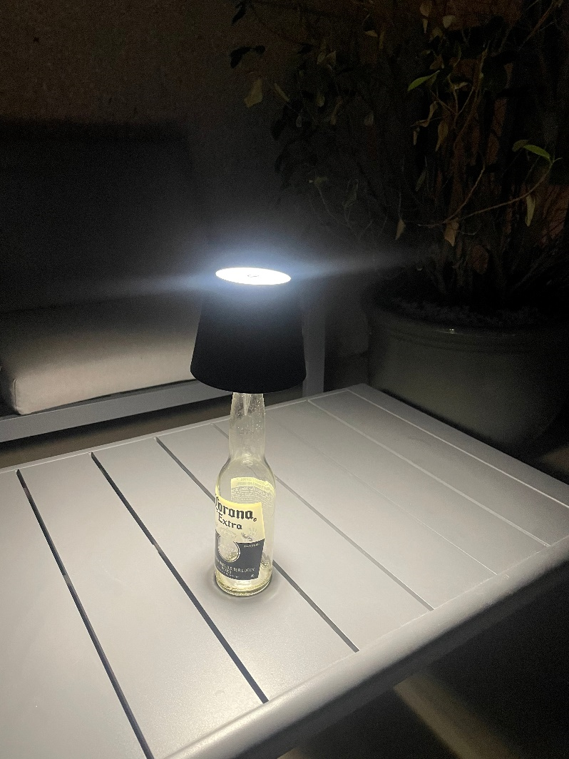 Trådløs retro LED flaskelampe brukt som stemningslys på terrasse